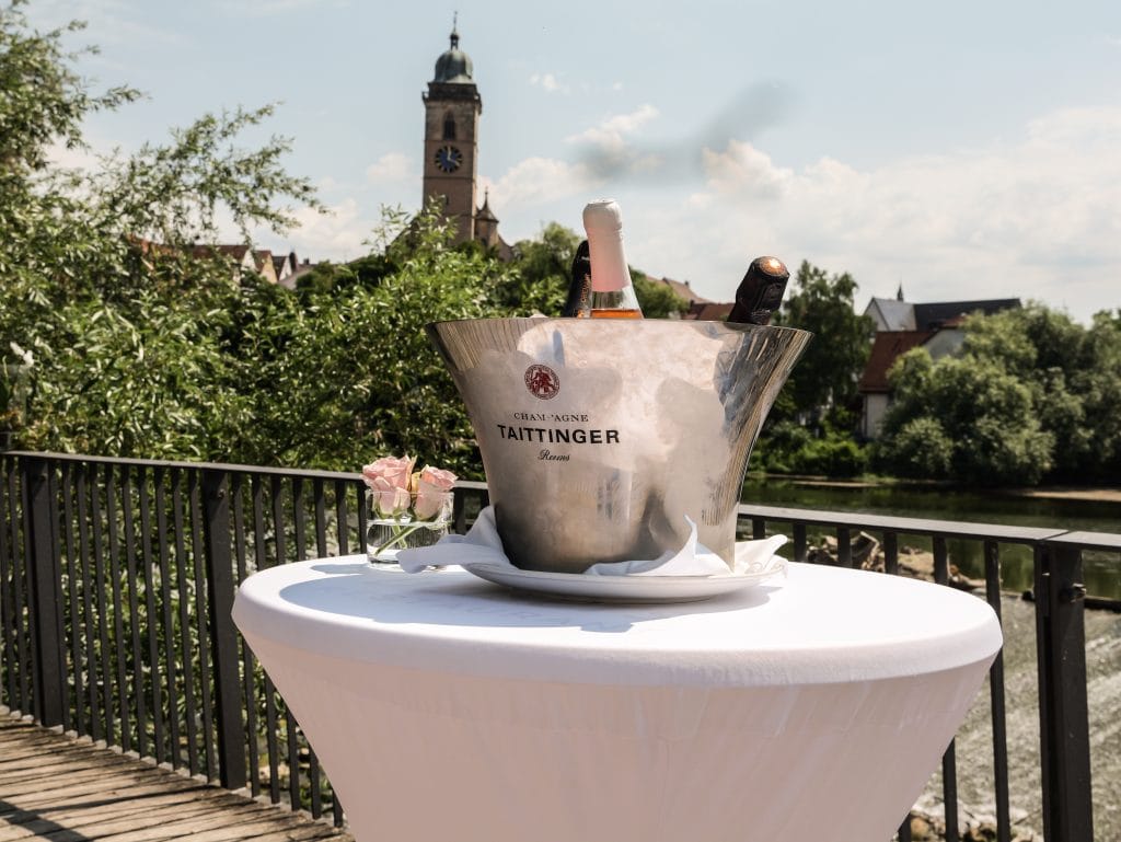Nahaufnahme Sekt in Eiskübel mit Aussicht. Im Belsers Hotel in Nürtingen entspannen.