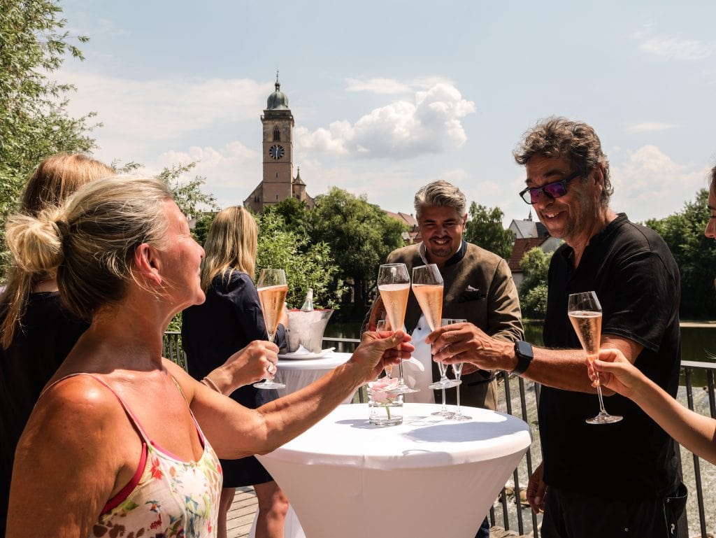 Gäste genießen Sekt bei sonnigem Wetter in Nürtingen