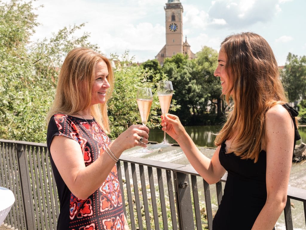Gäste auf der Terrasse des Belsers Hotels in Nürtingen mit Neckarblick