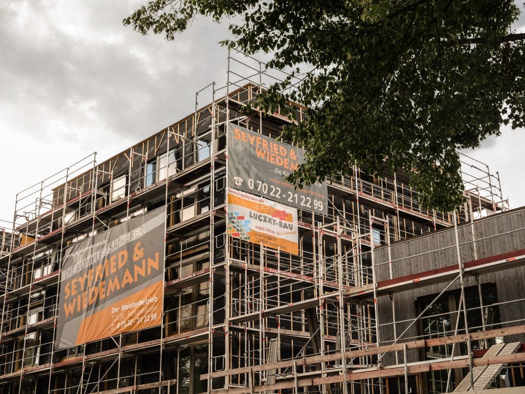 Mehrstöckiges Baugerüst an der Fassade des Belsers Hotel Nürtingen während der Bauphase, moderner Hotelneubau am Neckar