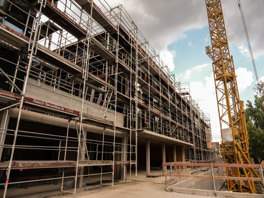 Mehrstöckiges Baugerüst an der Fassade des Belsers Hotel Nürtingen während der Bauphase, moderner Hotelneubau am Neckar