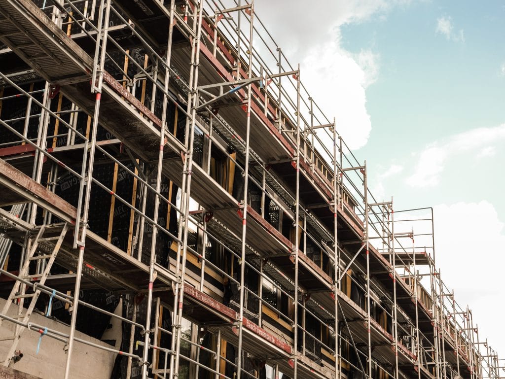Mehrstöckiges Baugerüst an der Fassade des Belsers Hotel Nürtingen während der Bauphase, moderner Hotelneubau am Neckar