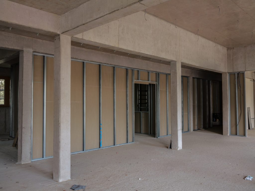 Betonstützen und Betondecken im Rohbau des Belsers Hotel Nürtingen, stabile Bauweise und moderne Architektur