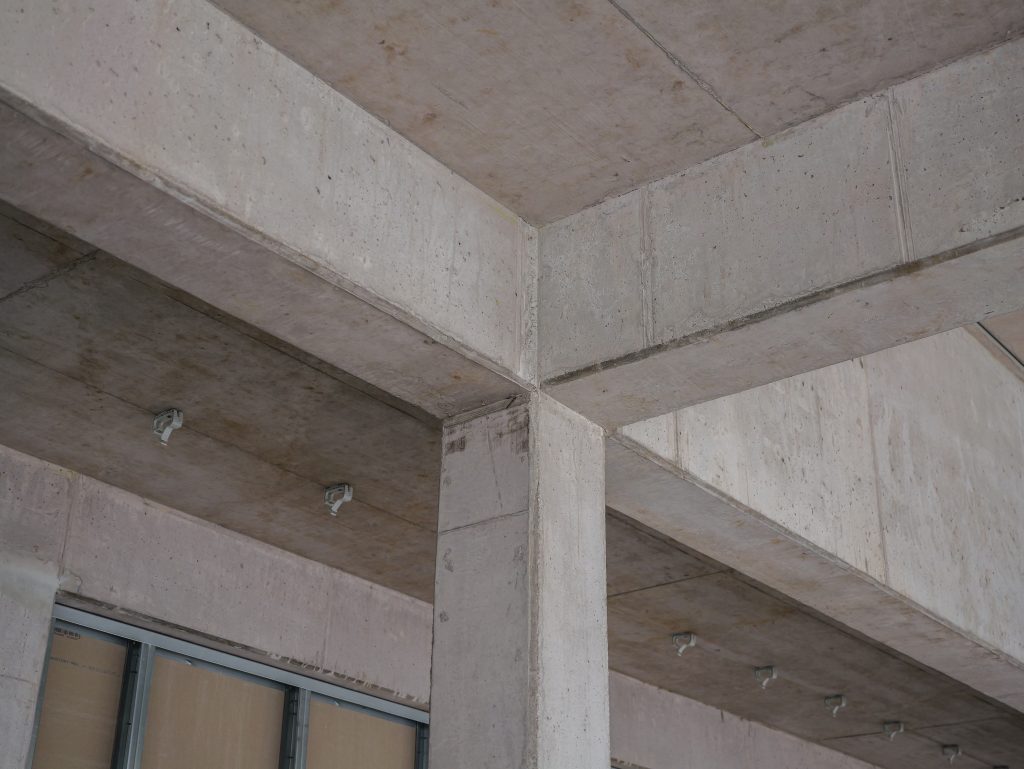 Betonstützen und Betondecken im Rohbau des Belsers Hotel Nürtingen, stabile Bauweise und moderne Architektur