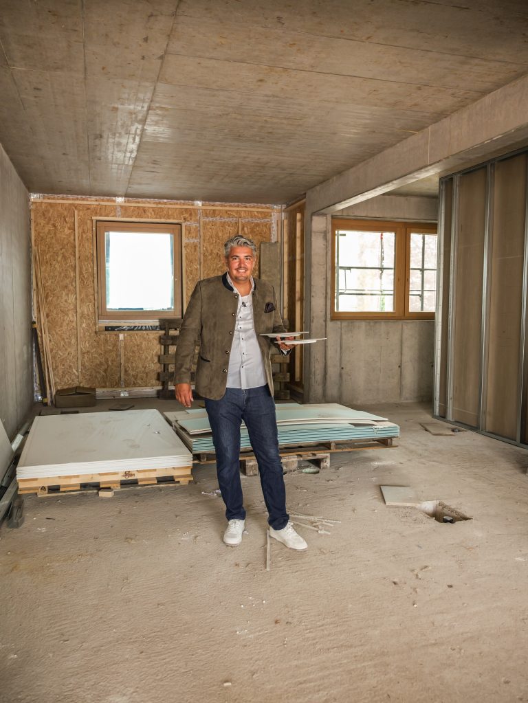 Belsers Gründer auf der Baustelle des neuen Belsers Hotel am Neckar in Nürtingen – Rohbau mit Gerüst im Hintergrund.