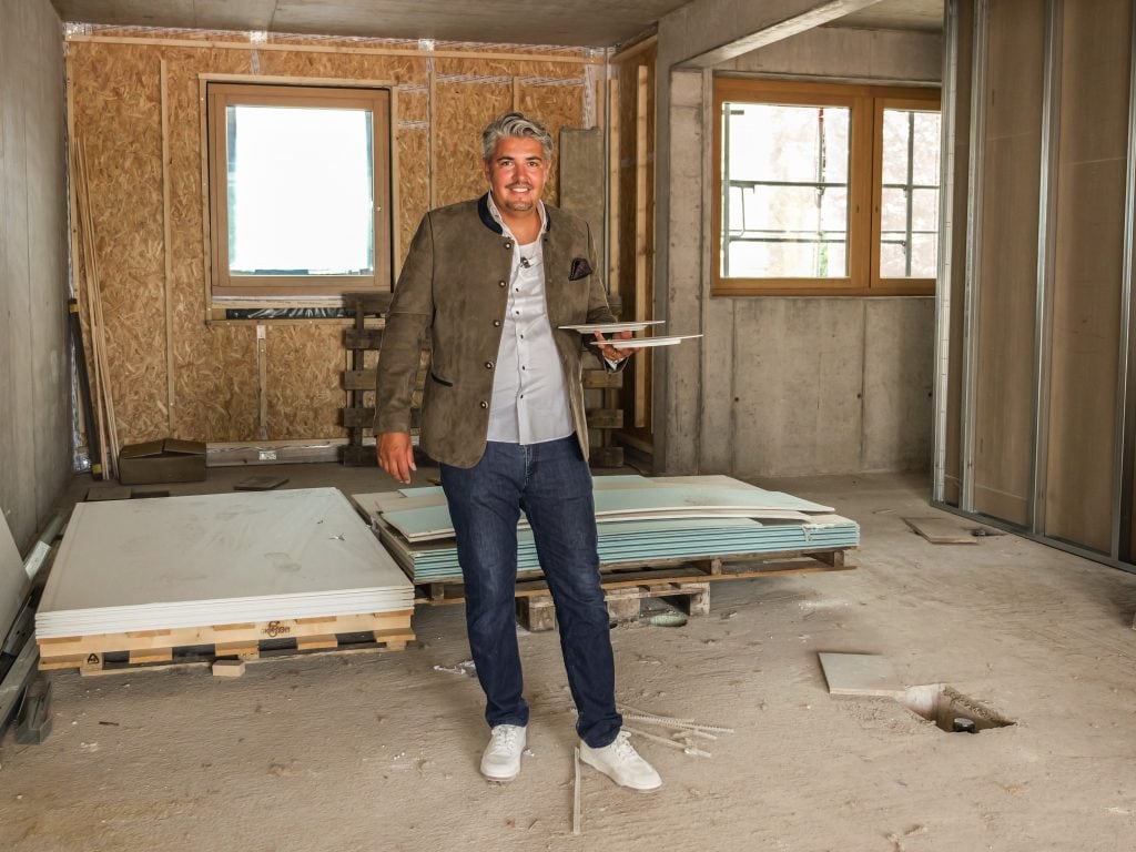 Belsers Gründer auf der Baustelle des neuen Belsers Hotel am Neckar in Nürtingen – Rohbau mit Gerüst im Hintergrund