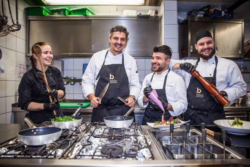 Gastronomie im Belsers Hotel in entspannter Atmosphäre, kreatives Küchenteam kocht gemeinsam schmackhafte Gerichte. Perfekt für kulinarische Events und Feiern in einem stilvollen Ambiente.