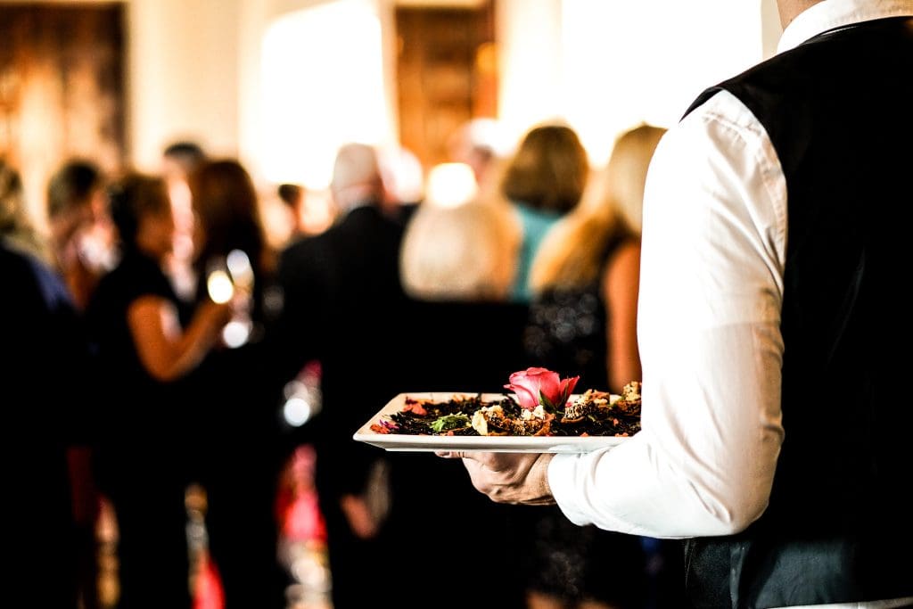 Hochzeitsservice im Hotel Belsers: Kellner serviert elegance und kulinarische Highlights bei Feierlichkeiten. Perfekte Organisation für unvergessliche Momente.