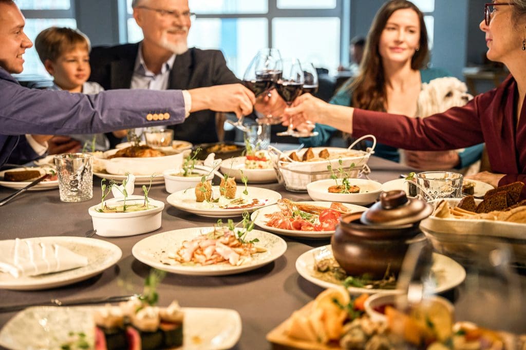 Genussvolles Abendessen im Belsers Hotel, entspanntes Beisammensein bei Wein und edlen Speisen, perfekter Ort für Geschäfts- oder Familienfeiern.
