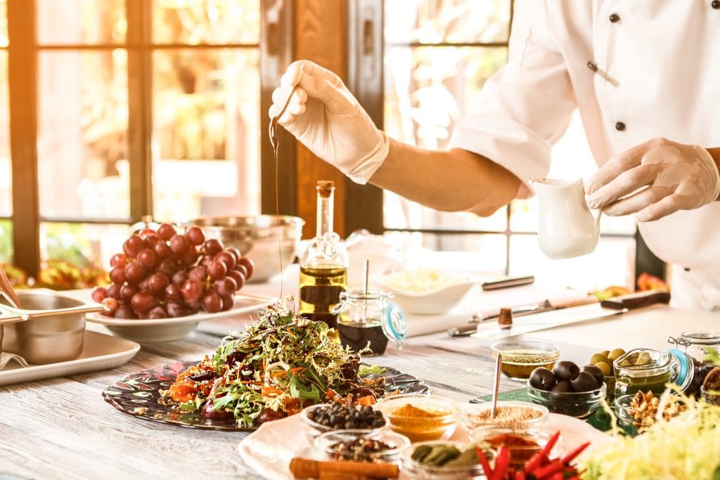 Frühstück im Belsers Hotel mit frischen Obst- und Salatbuffet, kreativer Zubereitung und gemütlicher Atmosphäre, ideal für einen gelungenen Start in den Tag.
