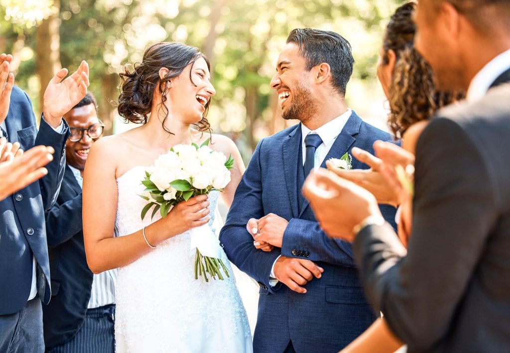 Hochzeit im Freien, Braut mit Brautstrauß, glückliches Paar wird von Freunden gefeiert, wunderschöne Naturkulisse, romantischer Moment, Belsers Hotel.