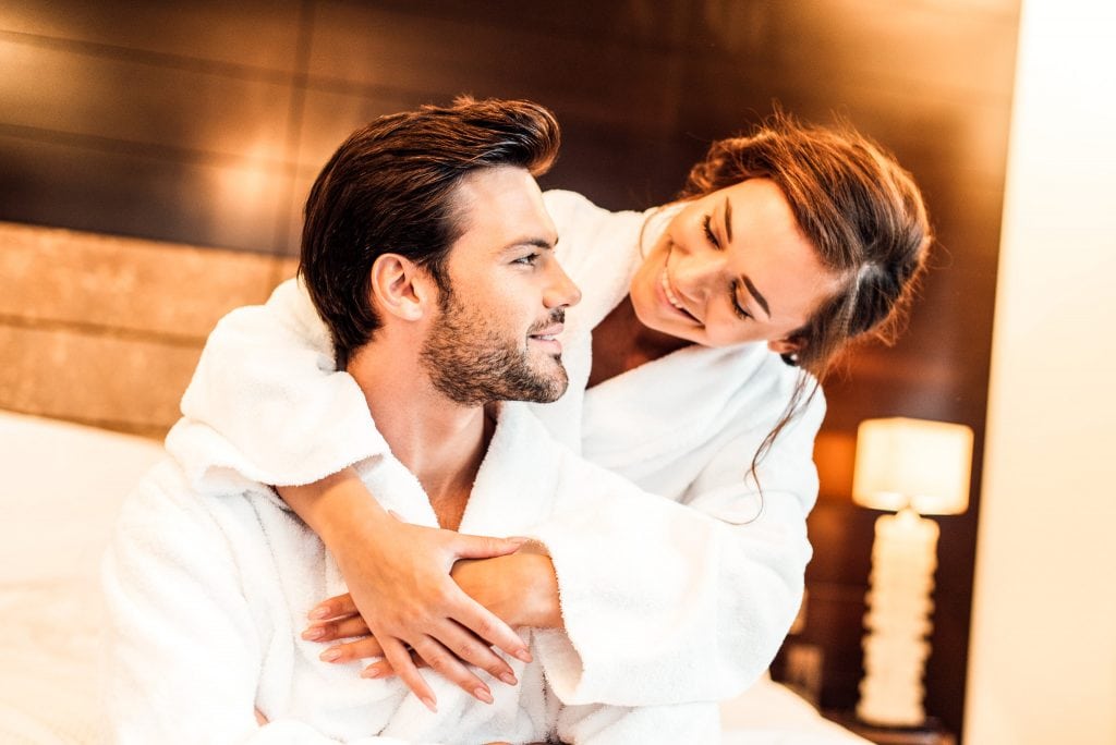 Entspannendes Paar im Spa-Bereich des Belsers Hotel, gut gelaunt, bei Wellness und Erholung.