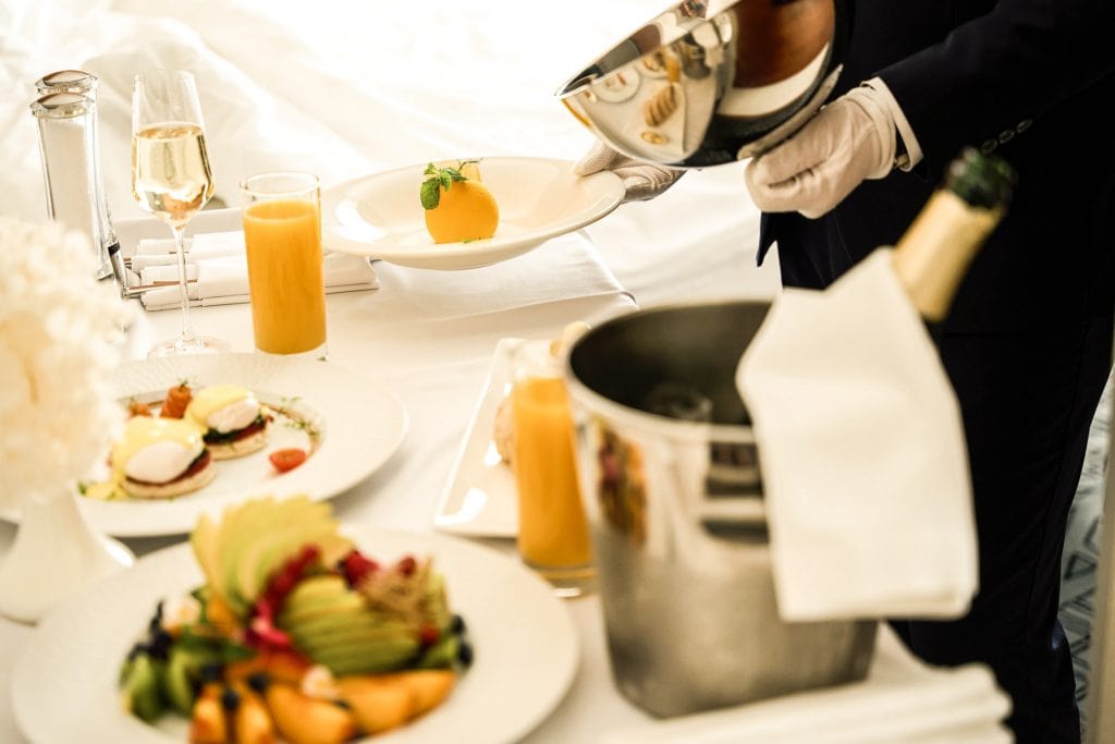 Hochzeitstisch mit eleganten Speisen und Getränken im Belsers Hotel, ideal für Feierlichkeiten und Eventgastronomie.