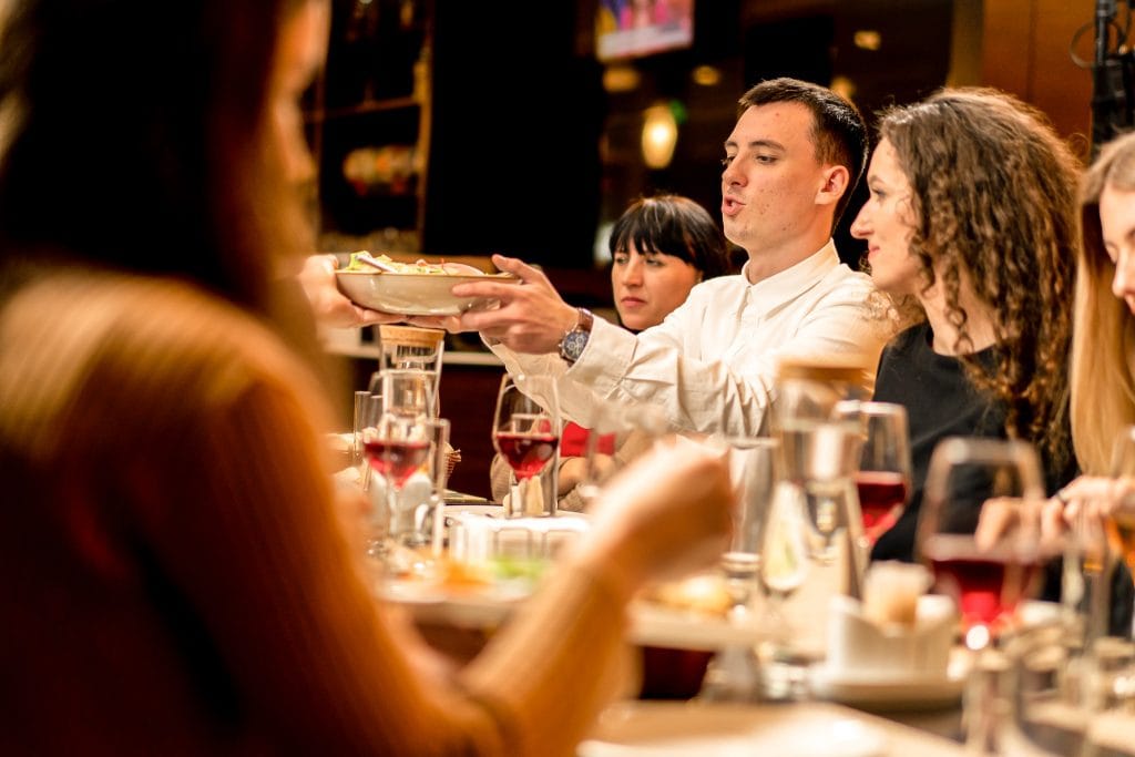 Frühstück im Belsers Hotel, elegant Restaurant, gemütliche Atmosphäre, moderne Einrichtung, serviertes Frühstück, Genuss, Gäste, gastronomischer Service, Hotelrestaurant, Essen und Trinken.