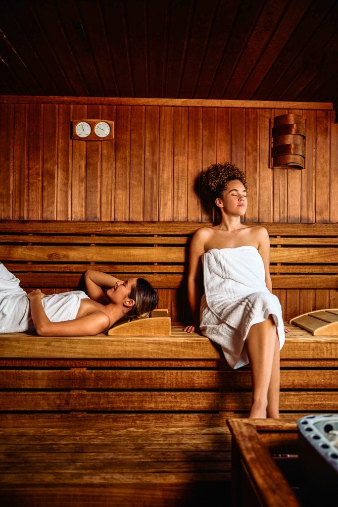 Entspannen im Wellnessbereich des Belsers Hotels mit Sauna und Spa-Landschaft in warmer Holzoptik. Perfekter Ort für Erholung und Wohlbefinden während Ihres Aufenthalts.