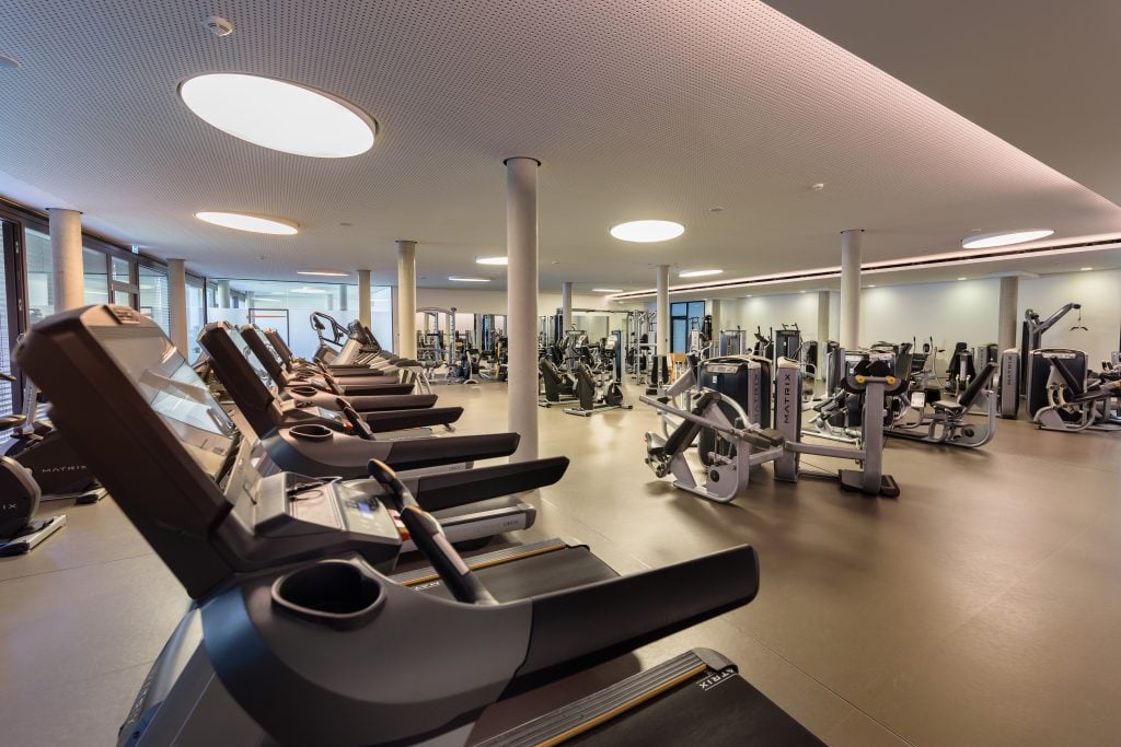 Moderne Fitnessraum im Belsers Hotel mit Trainingsgeräten, ideal für sportliche Gäste, flexible Trainingsmöglichkeiten, Komfort und Qualität im Hotel in Deutschland.