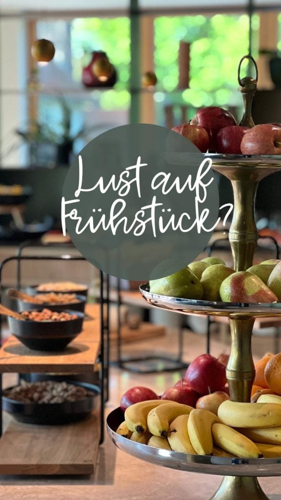 Frisches Obst und Frühstücksangebot im Belsers Hotel in Nürtingen, mit Blick auf den Neckar und moderne Inneneinrichtung.