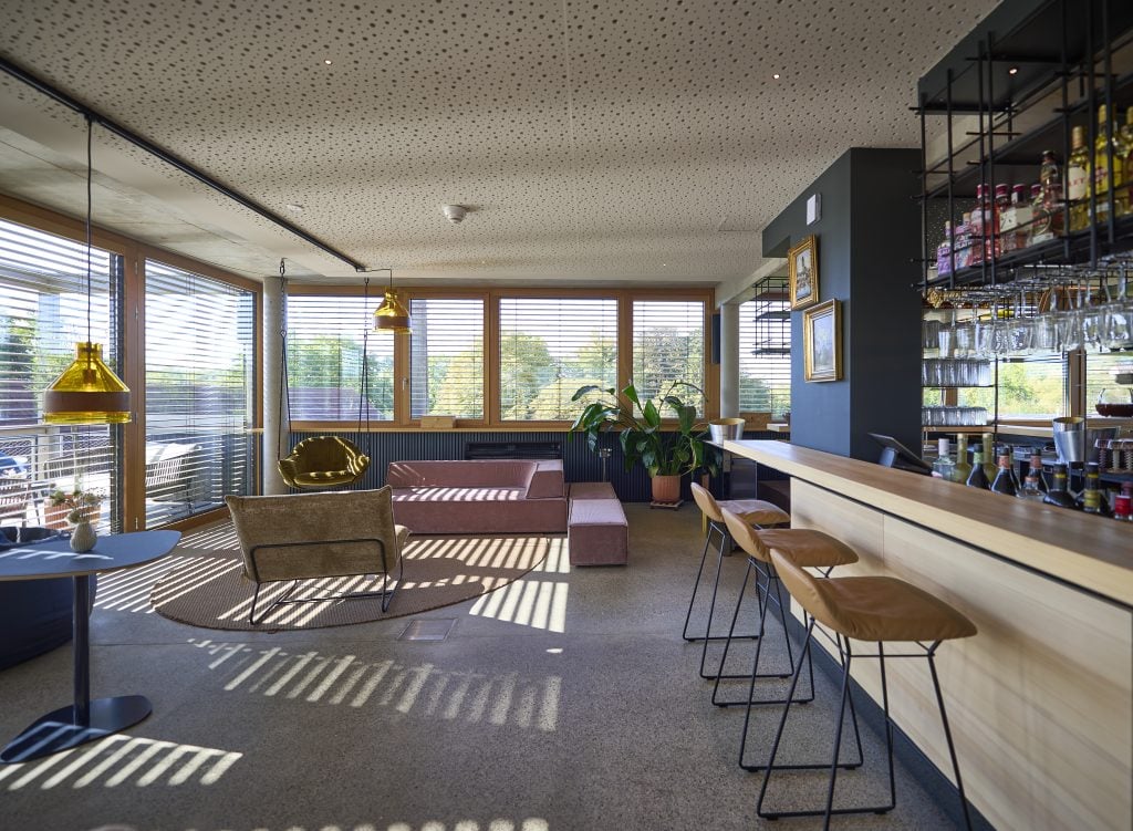 Moderne Hotel-Lounge im Belsers Hotel in Nürtingen mit Blick auf den Neckar, stilvoller Einrichtung und gemütlicher Atmosphäre.