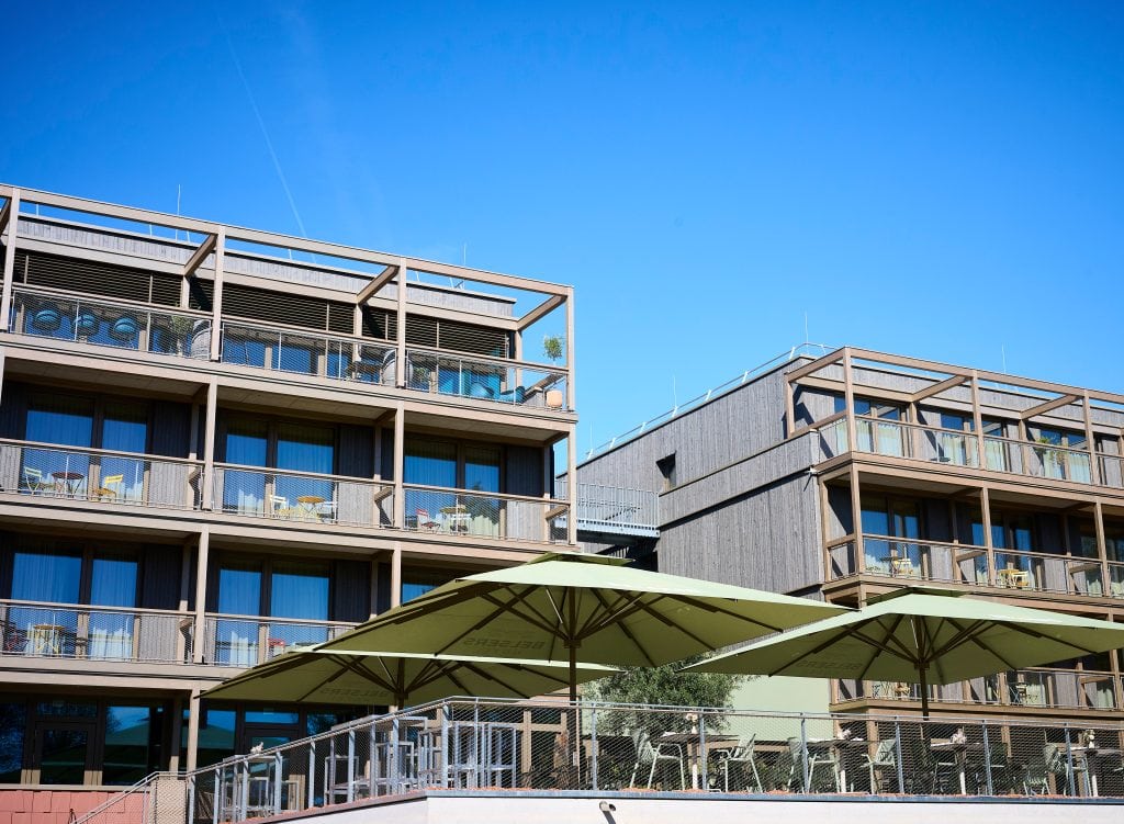 Belsers Hotel in Nürtingen mit moderner Architektur, Balkonen und Außenbereich bei schönem Wetter.