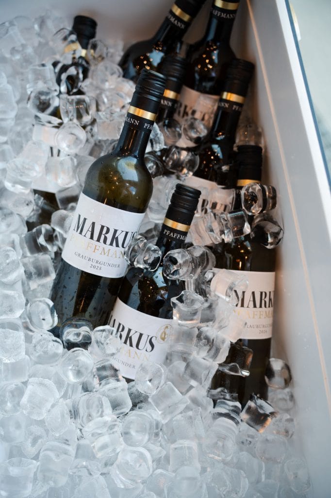 Weinflaschen von Markus Kauffmann in einem Eisbehälter bei Belsers Hotel in Nürtingen.