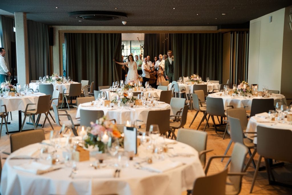Eleganter Hochzeitsraum im Belsers Hotel in Nürtingen mit festlich gedeckten Tischen und Hochzeitsgästen.