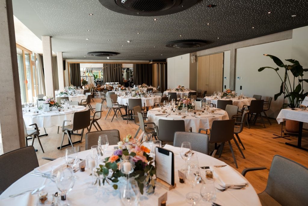 Elegante Hochzeitslocation im Belsers Hotel in Nürtingen mit stilvoll gedeckten Tischen und moderner Inneneinrichtung.