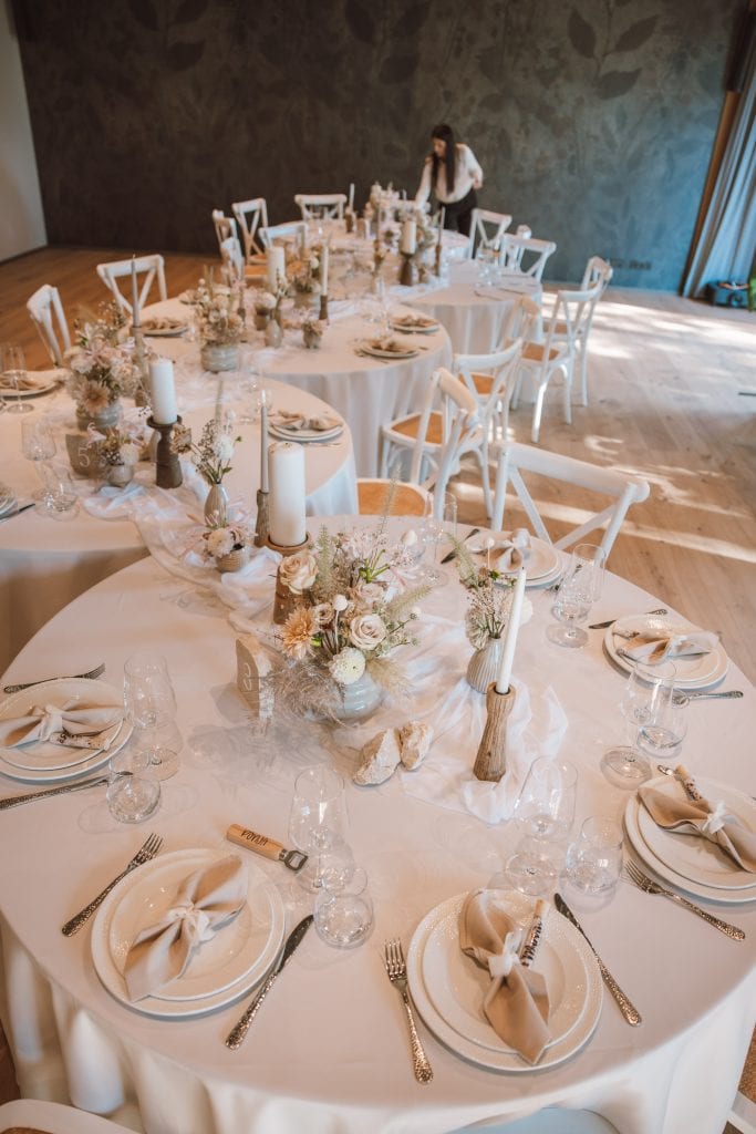 Elegant gedeckter Hochzeitstisch im Belsers Hotel in Nürtingen mit Blumen, Kerzen und stilvoller Dekoration.